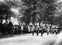 98731 Afbeelding van de parade op de Maliebaan te Utrecht ter gelegenheid van het 175-jarig bestaan van het Regiment ...